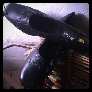 Black  pumps w/ laced edges and flower accent